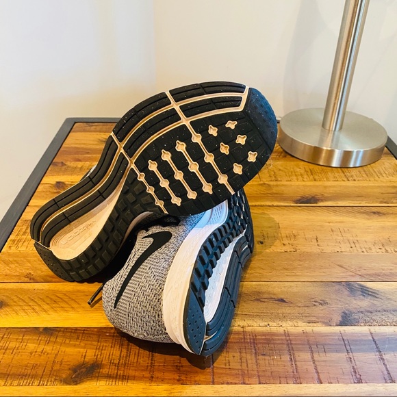 🍋 SALE!! Grey and Black Nike Running Shoes - Picture 2 of 4